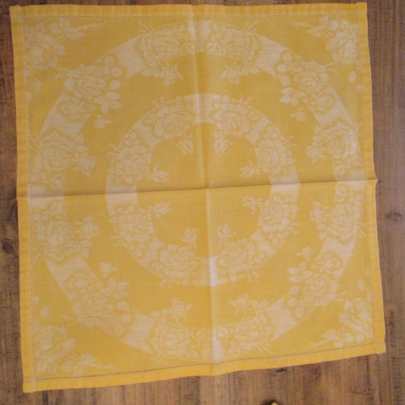 4 Gold & white Rose embossed cloth napkins and Tablecloth - Picture 3 of 15